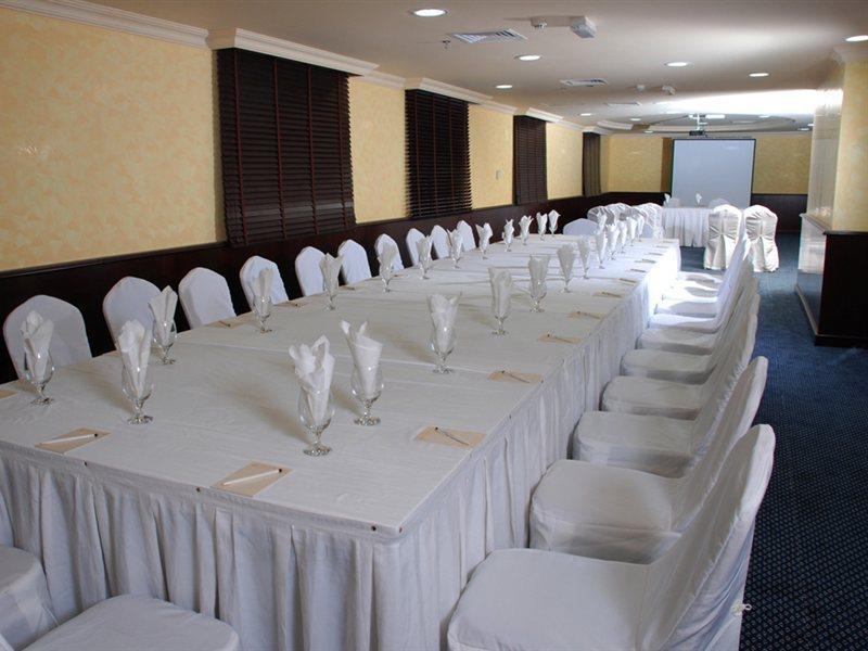 อัล บัสตั้น โฮเต็ล Hotel ชาร์จาห์ ภายนอก รูปภาพ