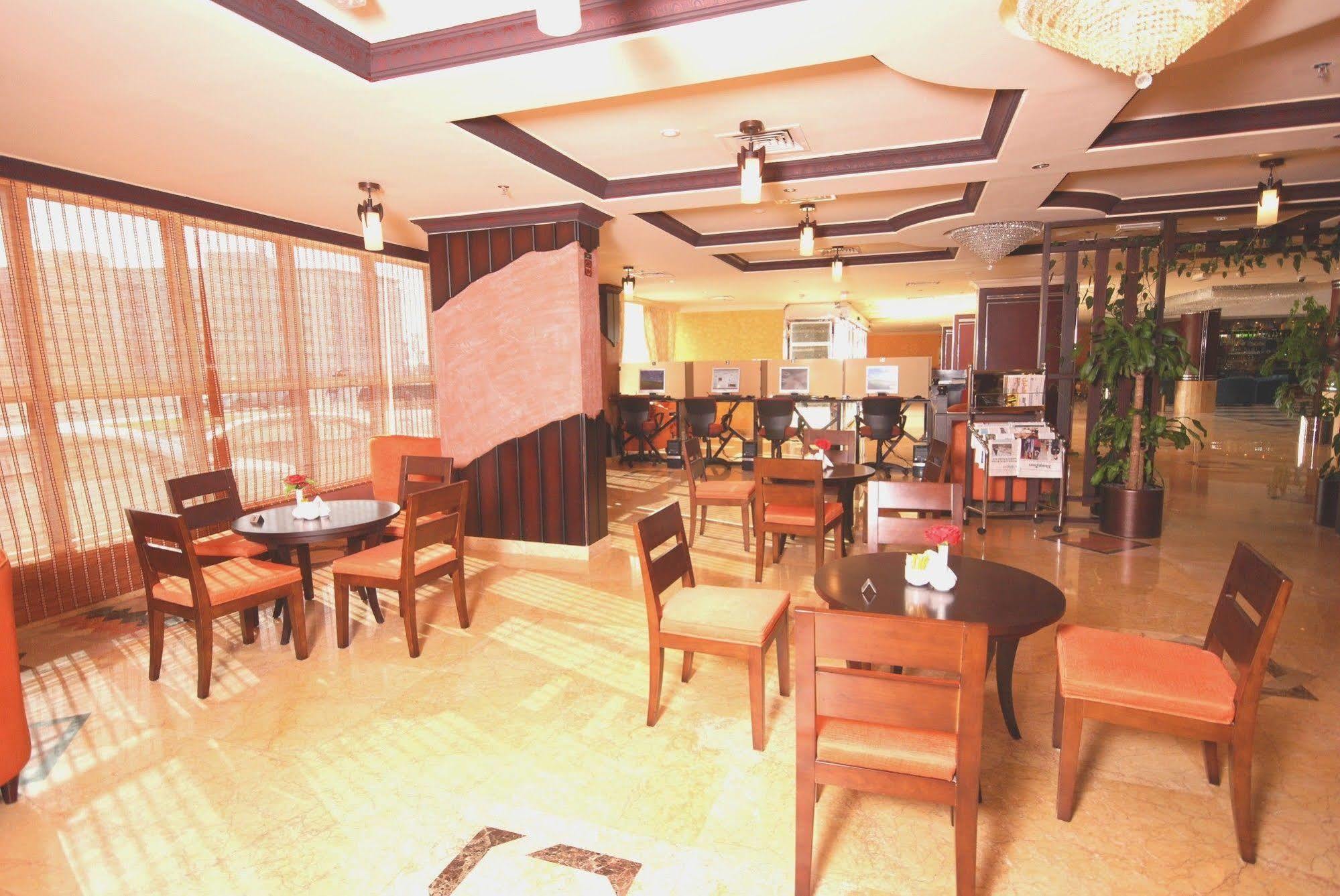 อัล บัสตั้น โฮเต็ล Hotel ชาร์จาห์ ภายนอก รูปภาพ